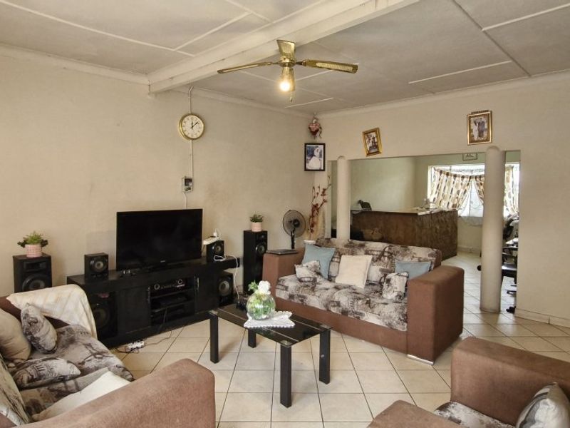 Spacious 4-Bedroom Family Home with Granny Flat & Entertainment Area - Photo 5