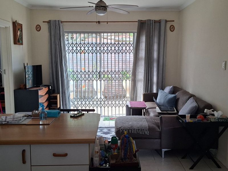 Comfortable & Secure Over-55’s Living in the Heart of Gonubie - Photo 2