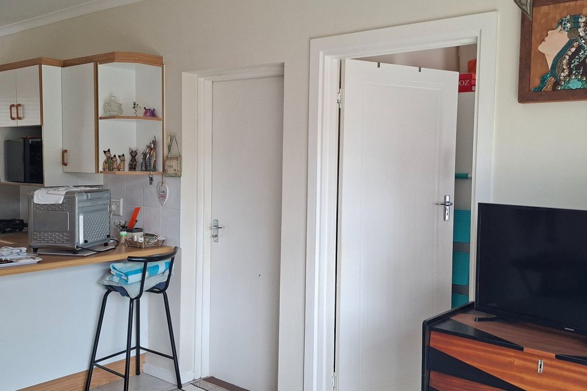 Comfortable & Secure Over-55’s Living in the Heart of Gonubie - Photo 4