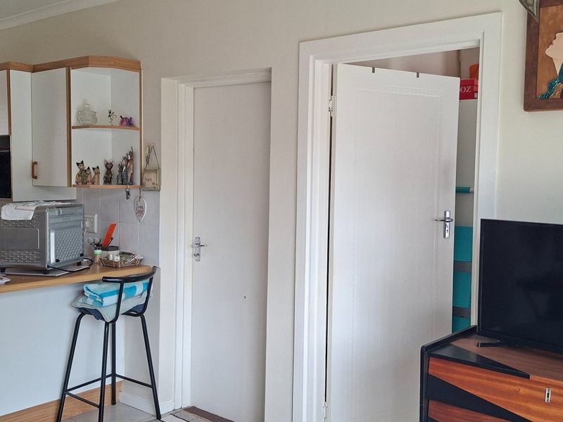 Comfortable & Secure Over-55’s Living in the Heart of Gonubie - Photo 4