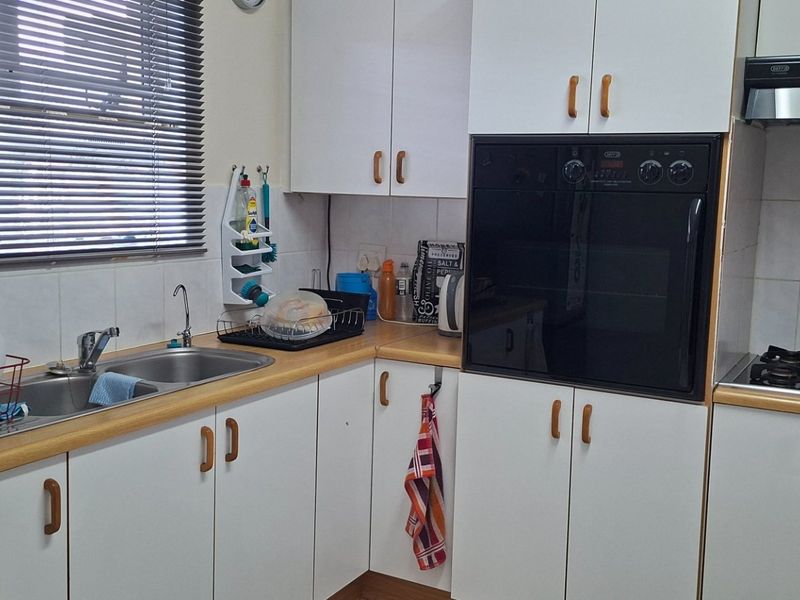 Comfortable & Secure Over-55’s Living in the Heart of Gonubie - Photo 3