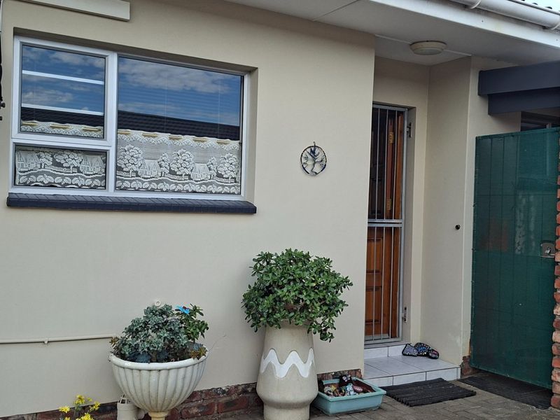 Comfortable & Secure Over-55’s Living in the Heart of Gonubie - Photo 1