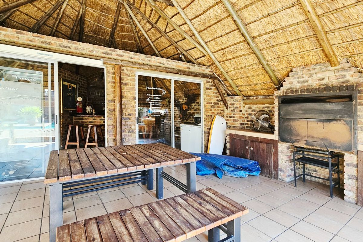 Immaculate home with a cottage in Falcon Ridge. - Photo 3