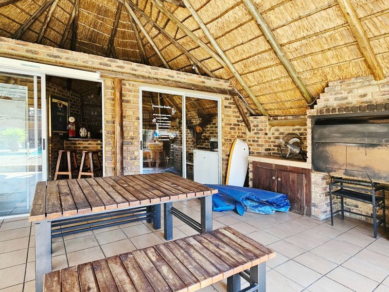 Immaculate home with a cottage in Falcon Ridge. - Photo 3