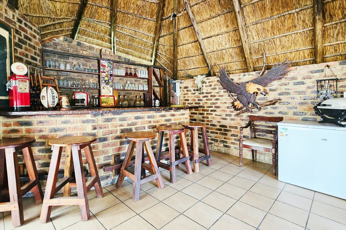 Immaculate home with a cottage in Falcon Ridge. - Photo 4