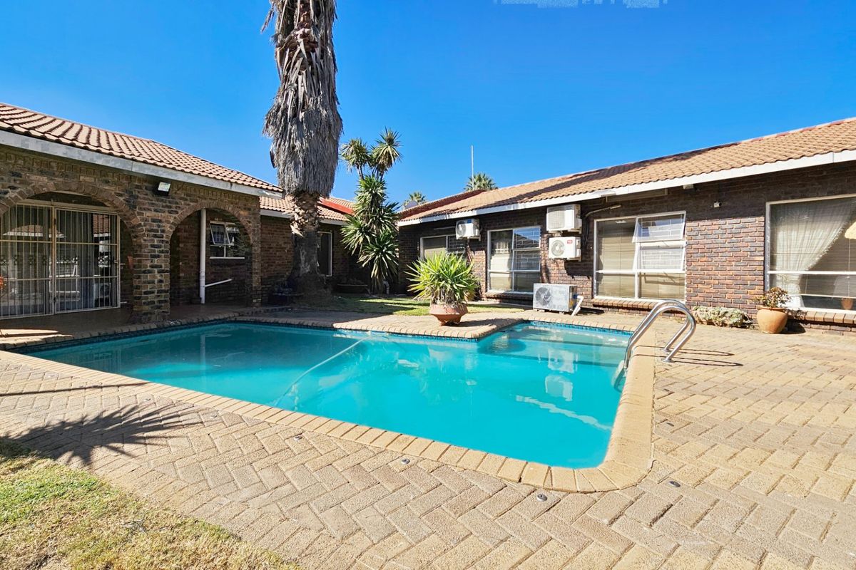 Immaculate home with a cottage in Falcon Ridge. - Photo 2