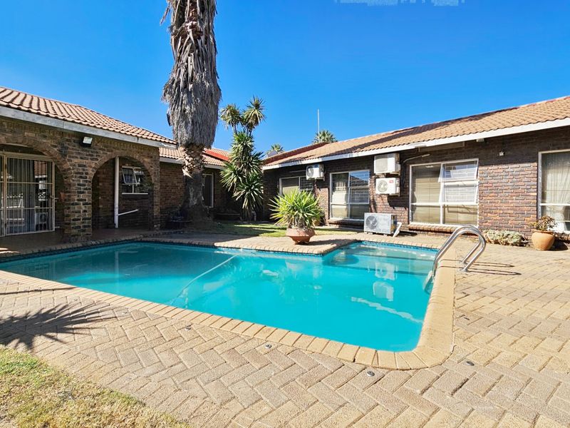 Immaculate home with a cottage in Falcon Ridge. - Photo 2