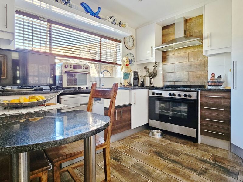 Immaculate home with a cottage in Falcon Ridge. - Photo 10