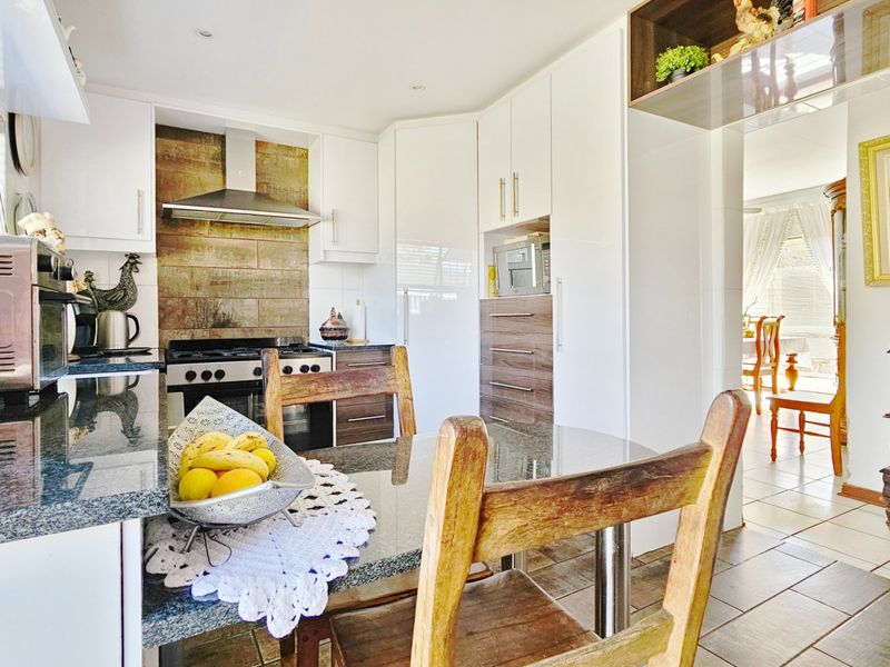 Immaculate home with a cottage in Falcon Ridge. - Photo 9