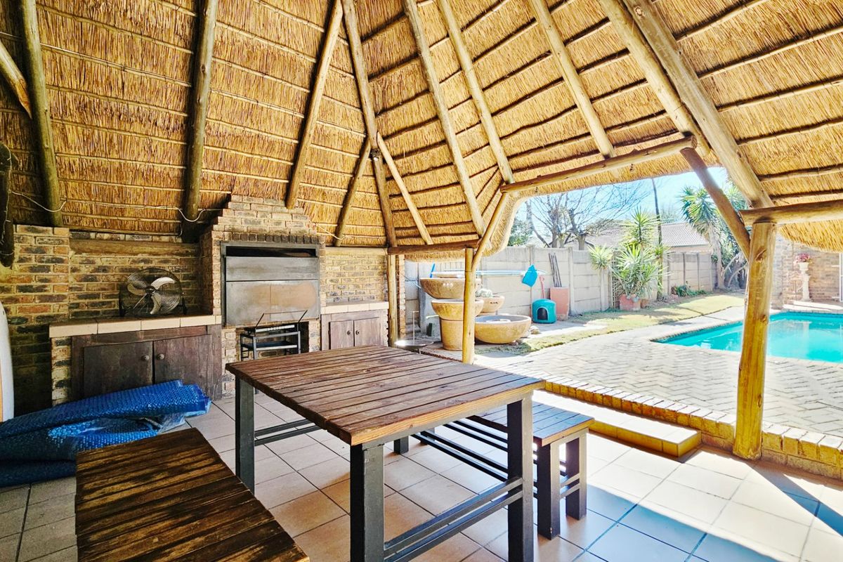 Immaculate home with a cottage in Falcon Ridge. - Photo 5