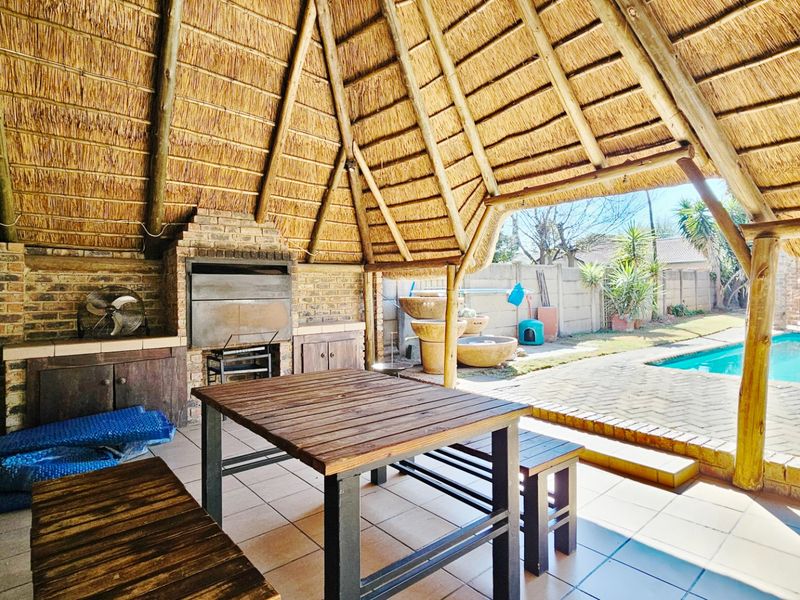 Immaculate home with a cottage in Falcon Ridge. - Photo 5