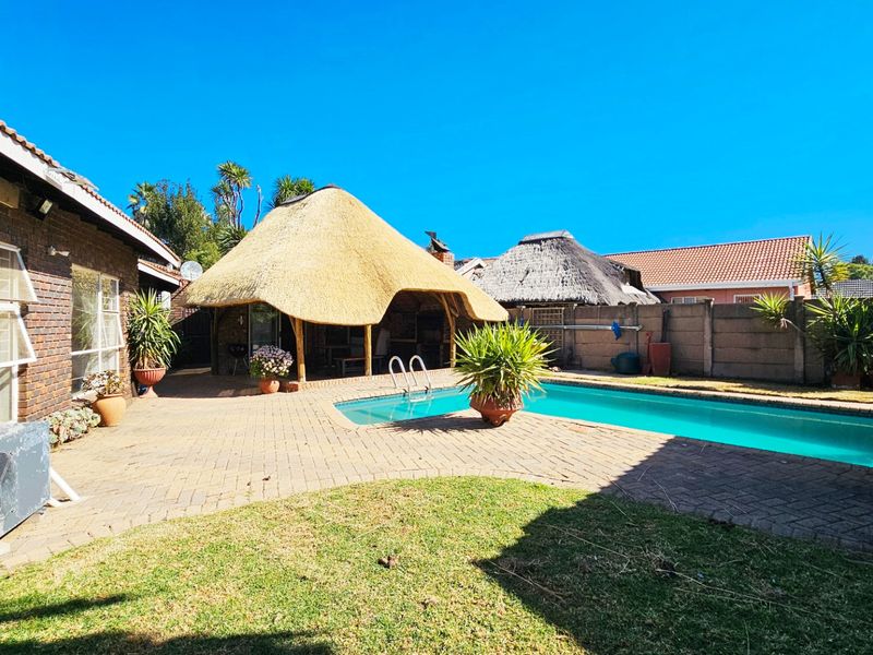 Immaculate home with a cottage in Falcon Ridge. - Photo 8