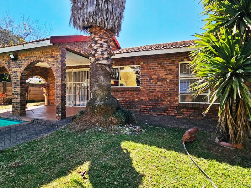 Immaculate home with a cottage in Falcon Ridge. - Photo 7