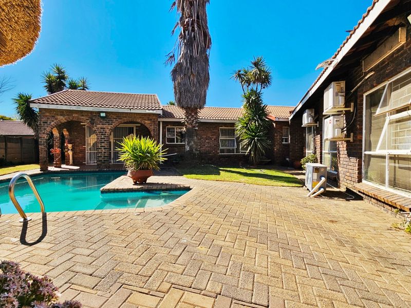 Immaculate home with a cottage in Falcon Ridge. - Photo 6