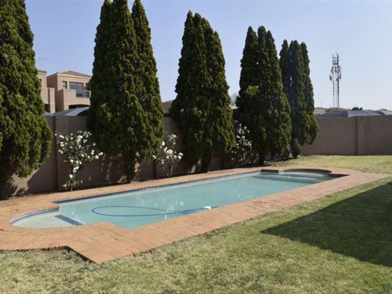 Stylish Gem with Poolside Luxury Living - Photo 3