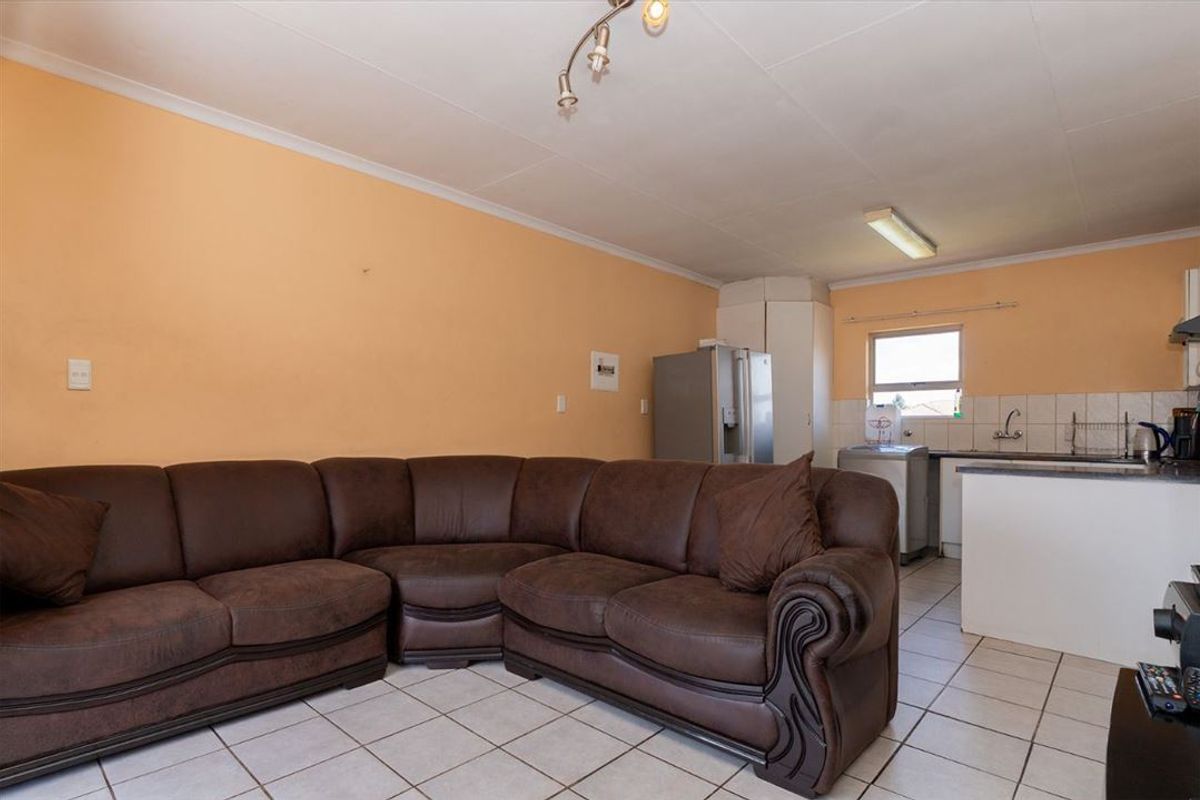 Cozy and Convenient Two-Bedroom Home - Photo 2