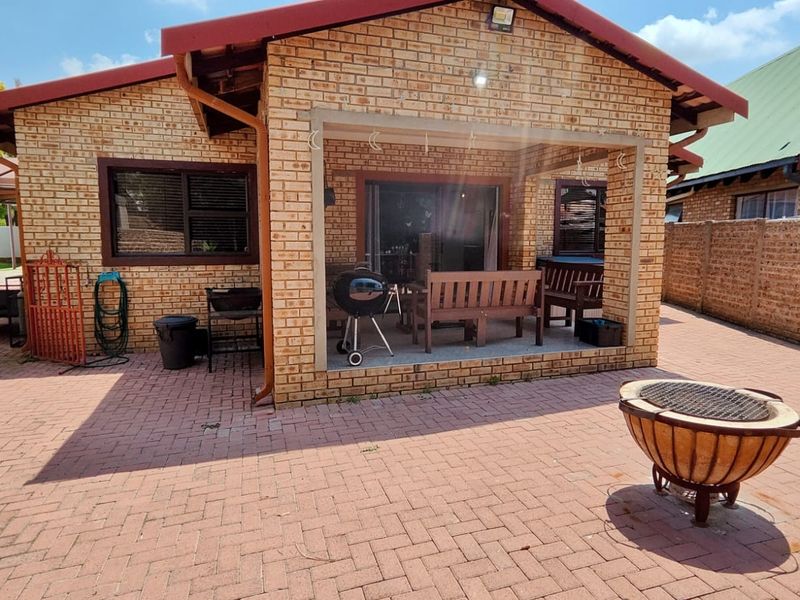 Beautiful Holiday Home for Sale in Vaal Marina - Photo 2