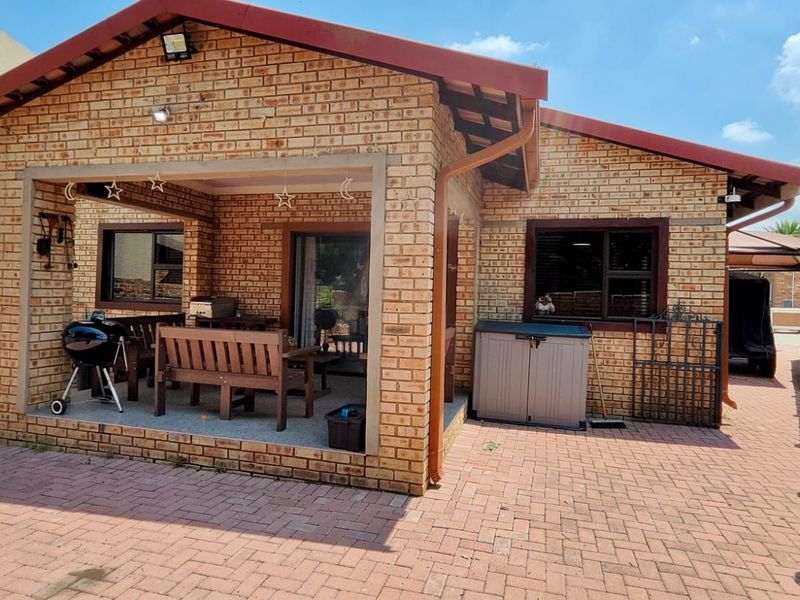 Beautiful Holiday Home for Sale in Vaal Marina - Photo 1