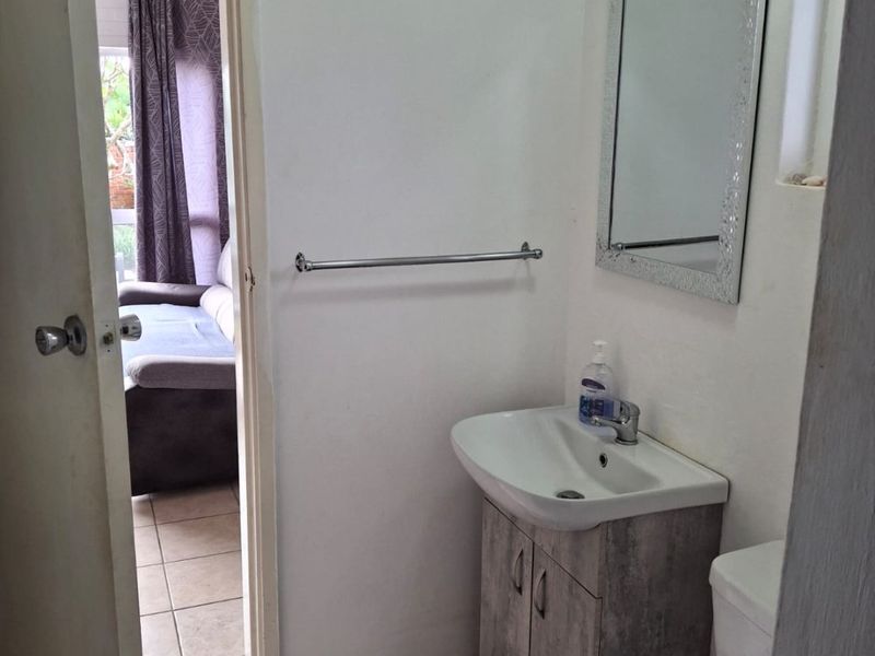 One Bedroom Fully Furnished Garden flatlet to rent in Ramsgate - Photo 7