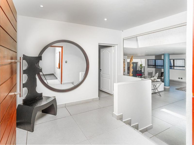 Spacious Fully Furnished 4 Bedroom Penthouse to rent in Sandown, Sandton  - Photo 4