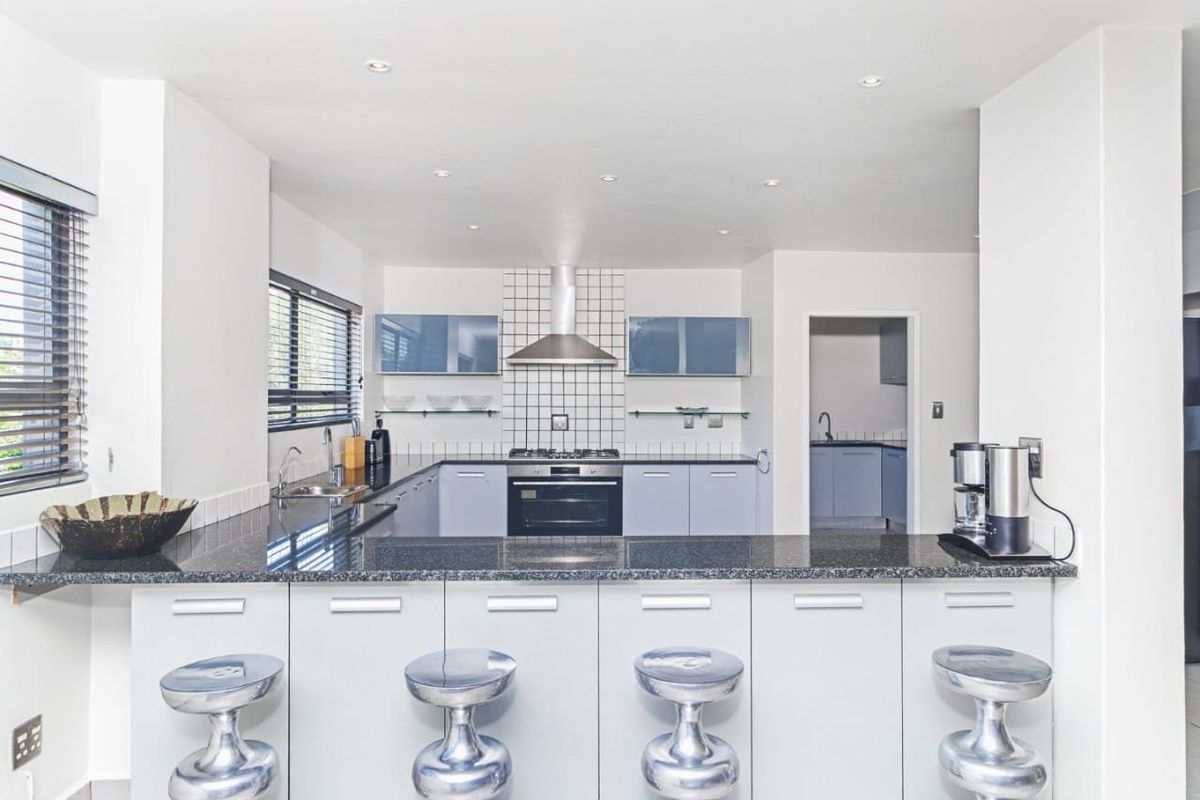 Spacious Fully Furnished 4 Bedroom Penthouse to rent in Sandown, Sandton  - Photo 2