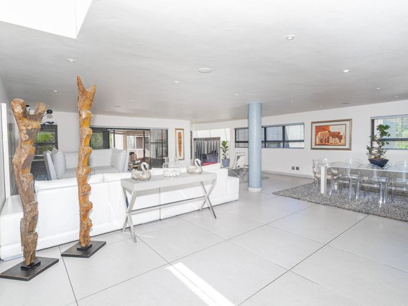 Spacious Fully Furnished 4 Bedroom Penthouse to rent in Sandown, Sandton  - Photo 10