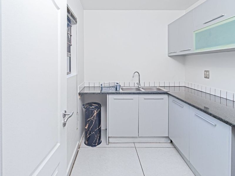 Spacious Fully Furnished 4 Bedroom Penthouse to rent in Sandown, Sandton  - Photo 8