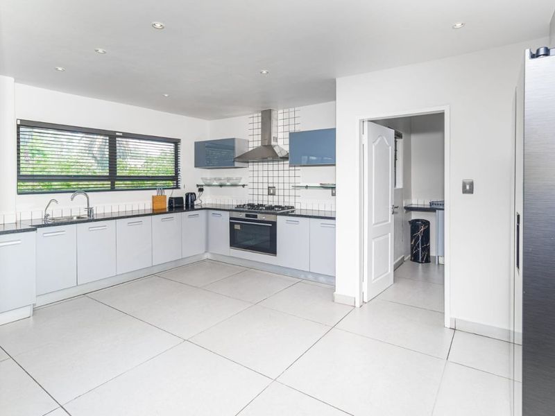 Spacious Fully Furnished 4 Bedroom Penthouse to rent in Sandown, Sandton  - Photo 7