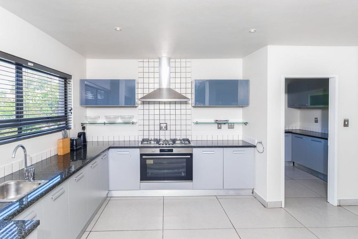 Spacious Fully Furnished 4 Bedroom Penthouse to rent in Sandown, Sandton  - Photo 3