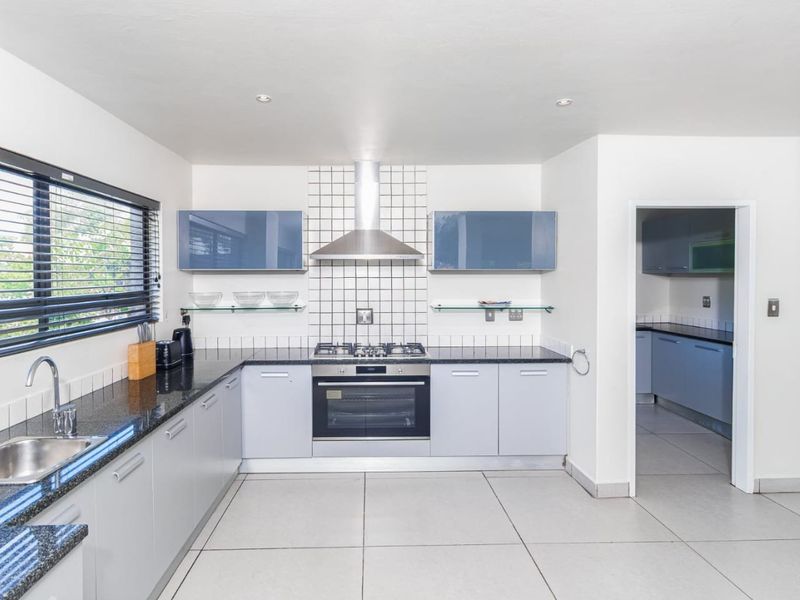 Spacious Fully Furnished 4 Bedroom Penthouse to rent in Sandown, Sandton  - Photo 3