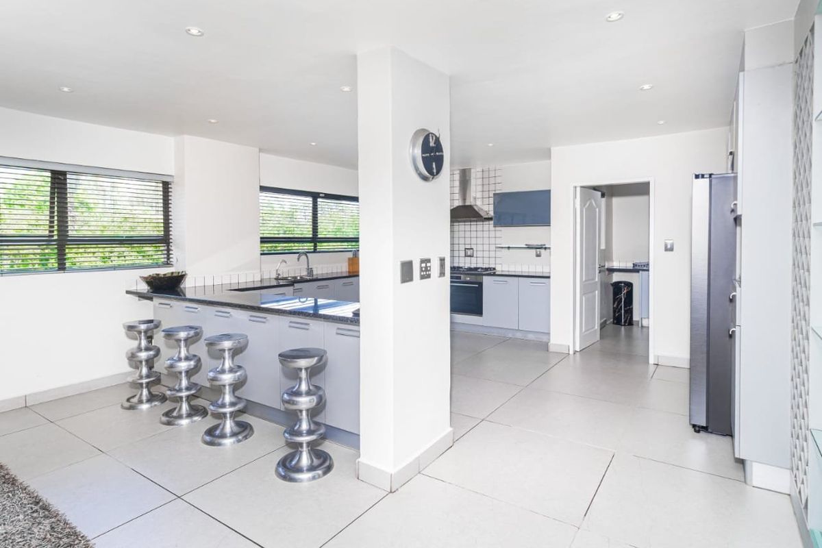 Spacious Fully Furnished 4 Bedroom Penthouse to rent in Sandown, Sandton  - Photo 5