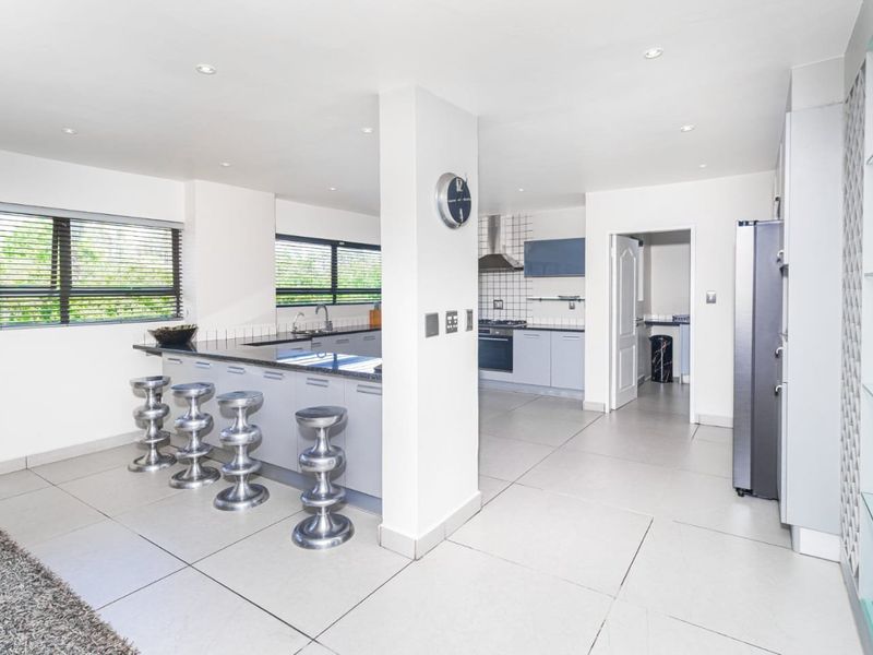 Spacious Fully Furnished 4 Bedroom Penthouse to rent in Sandown, Sandton  - Photo 5