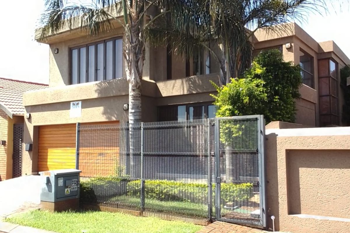 STUNNING DOUBLE STOREY PROPERTY - Photo 2