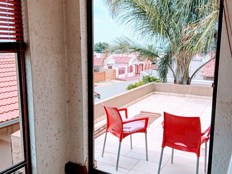 STUNNING DOUBLE STOREY PROPERTY - Photo 5