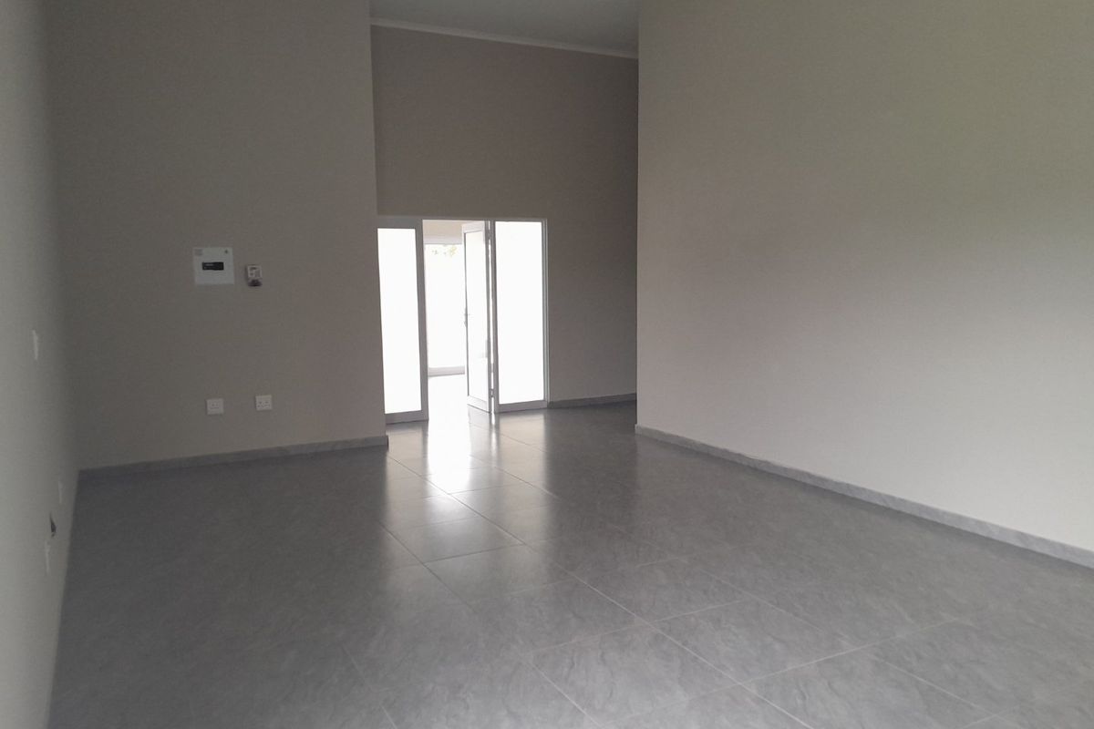 LARGE Two Bedroom Apartment in Glen Austin (Internet Included) - Available 1 April - Photo 4