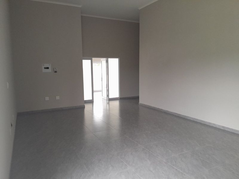 LARGE Two Bedroom Apartment in Glen Austin (Internet Included) - Available 1 April - Photo 4