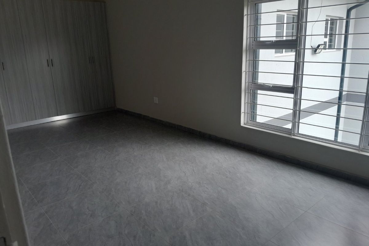 LARGE Two Bedroom Apartment in Glen Austin (Internet Included) - Available 1 April - Photo 5