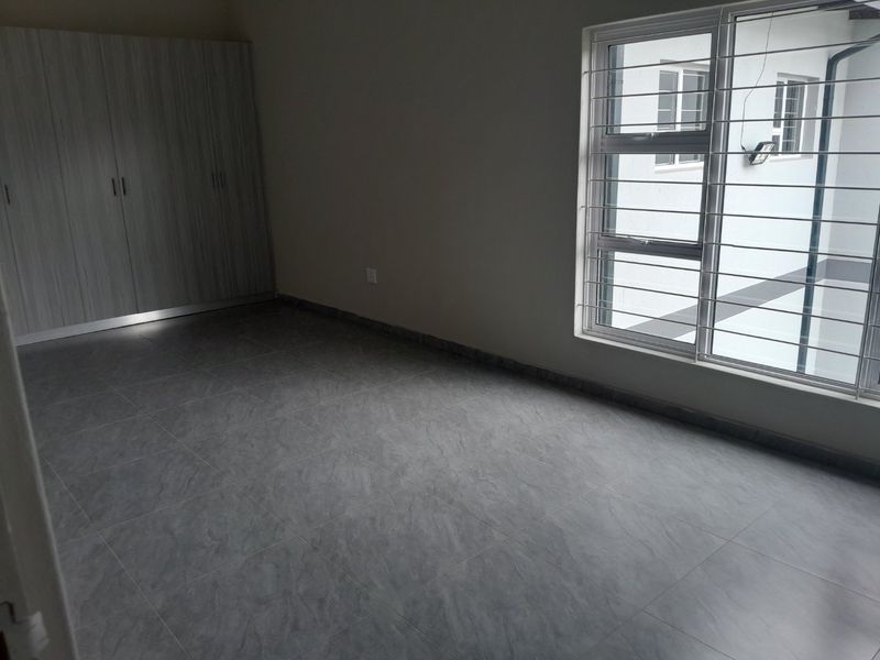 LARGE Two Bedroom Apartment in Glen Austin (Internet Included) - Available 1 April - Photo 5