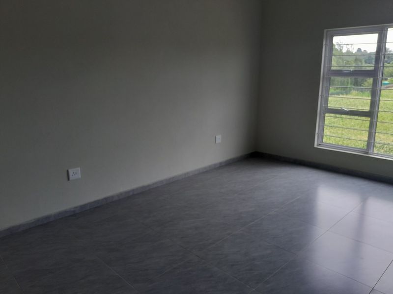 LARGE Two Bedroom Apartment in Glen Austin (Internet Included) - Available 1 April - Photo 8