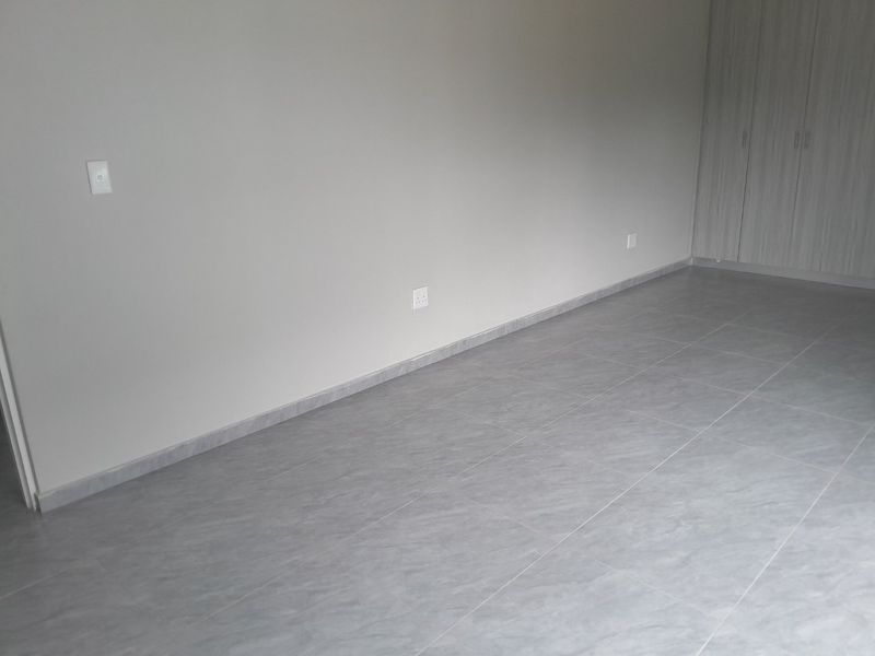LARGE Two Bedroom Apartment in Glen Austin (Internet Included) - Available 1 April - Photo 6