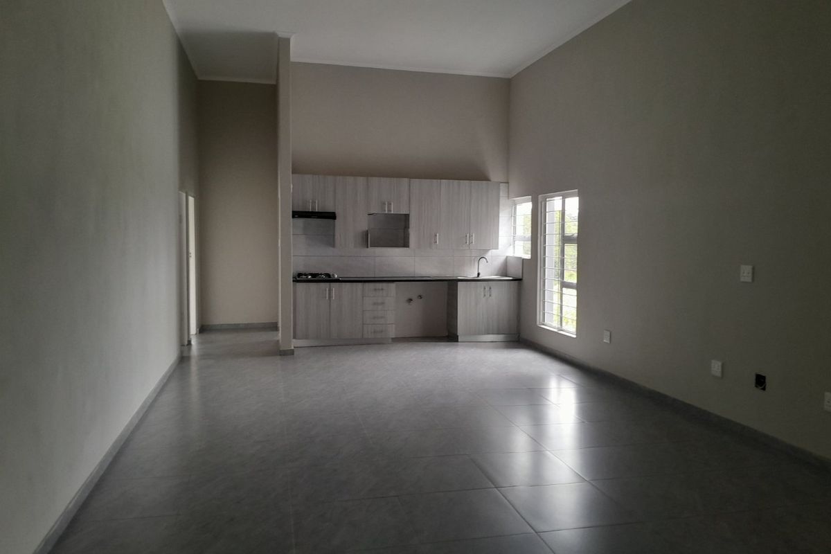 LARGE Two Bedroom Apartment in Glen Austin (Internet Included) - Available 1 April - Photo 2