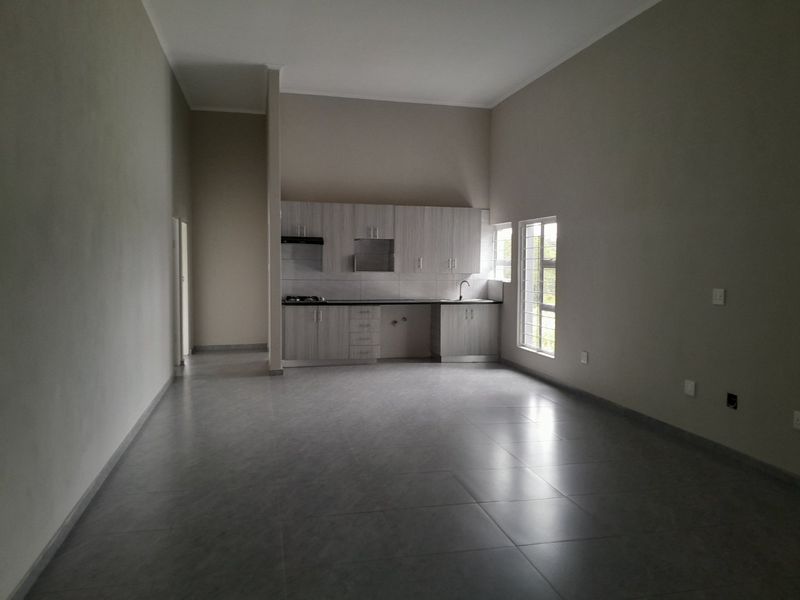 LARGE Two Bedroom Apartment in Glen Austin (Internet Included) - Available 1 April - Photo 2