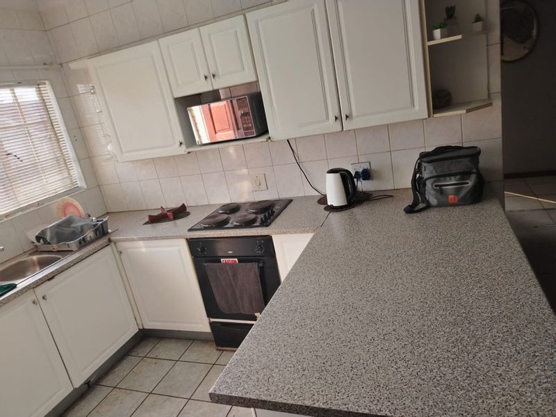 Perfectly Located Family Home – Walking Distance to Schools & Shops - Photo 5