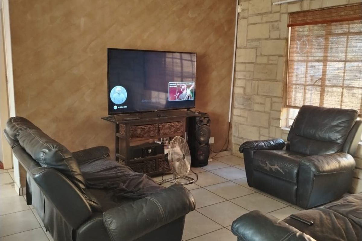 Perfectly Located Family Home – Walking Distance to Schools & Shops - Photo 4