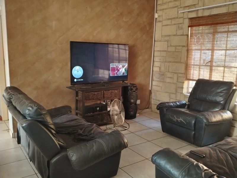 Perfectly Located Family Home – Walking Distance to Schools & Shops - Photo 4