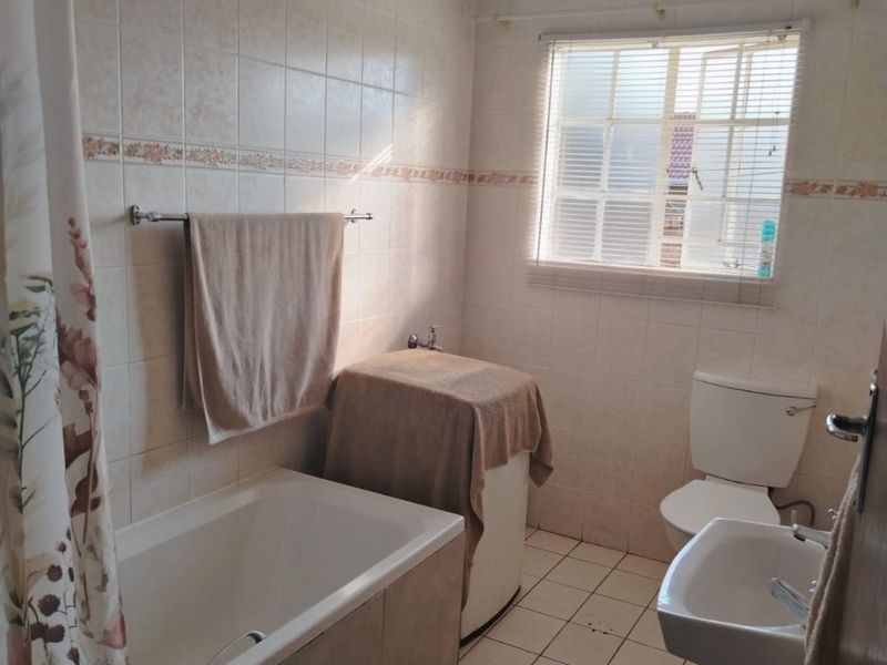 Perfectly Located Family Home – Walking Distance to Schools & Shops - Photo 8