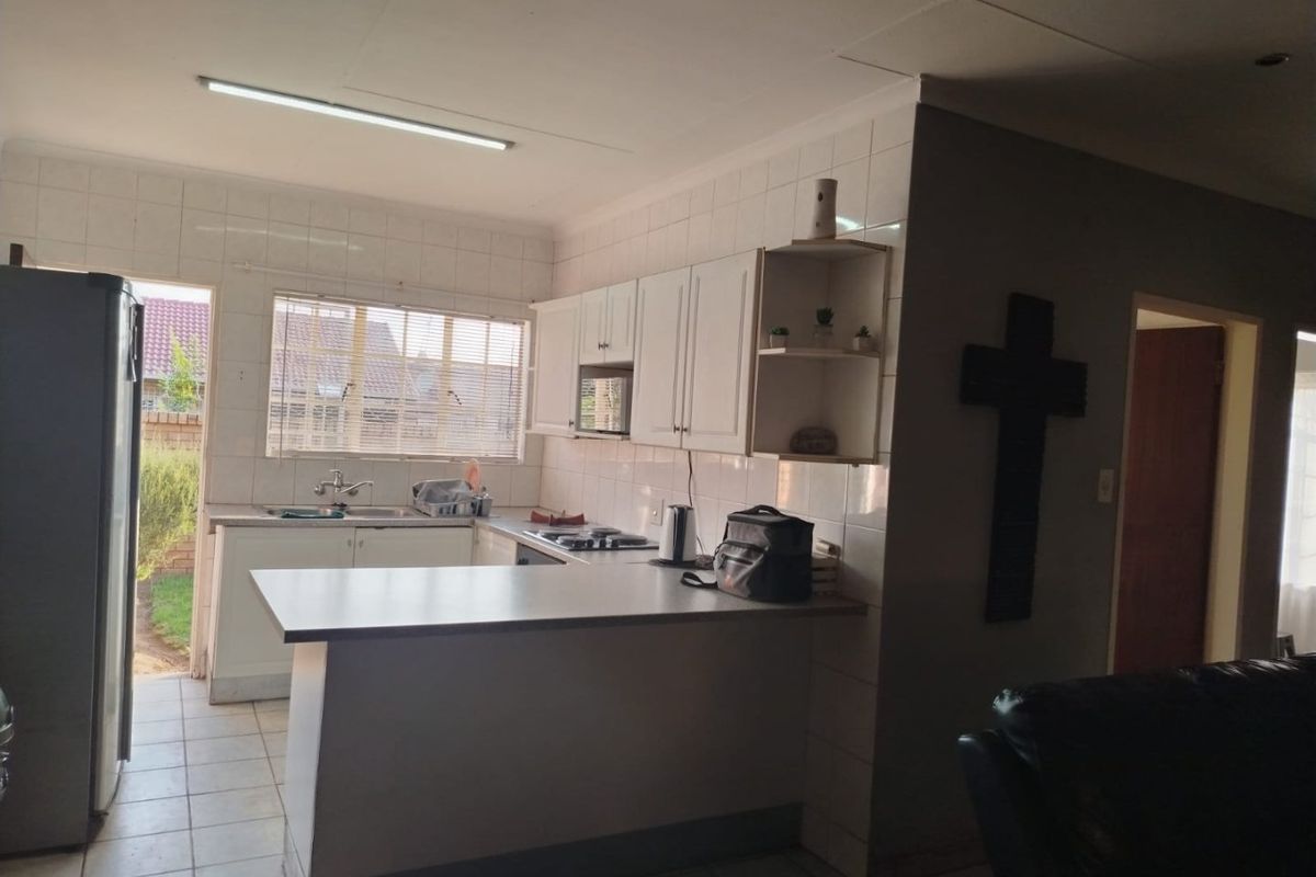 Perfectly Located Family Home – Walking Distance to Schools & Shops - Photo 2