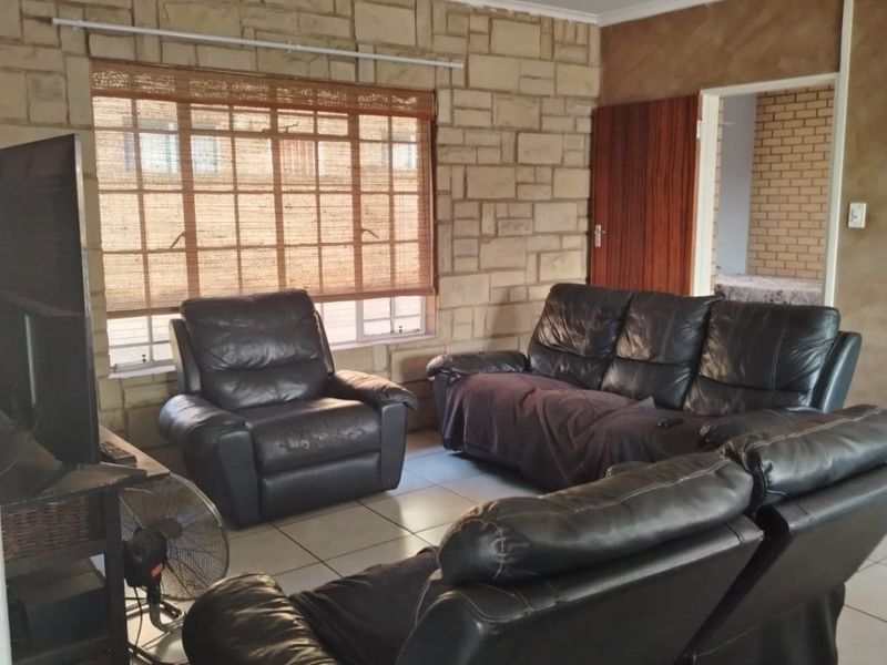 Perfectly Located Family Home – Walking Distance to Schools & Shops - Photo 3