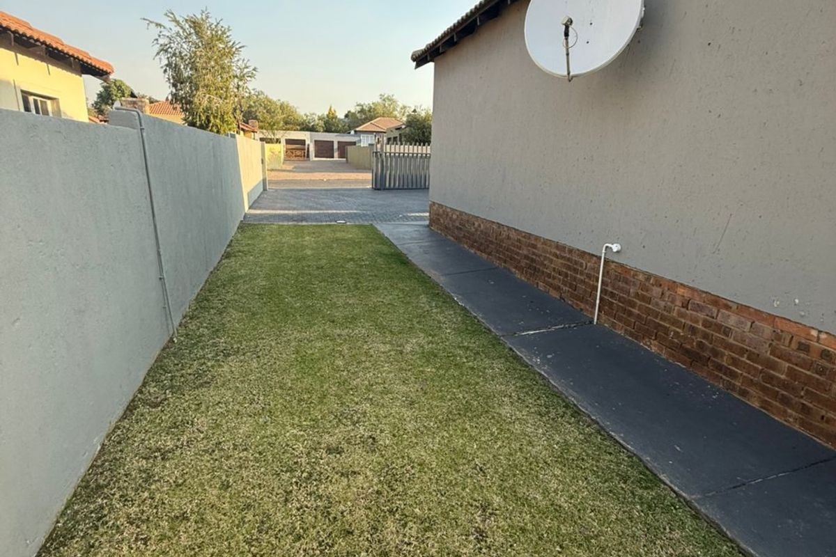 Comfort & Secure Living in a Sought-After Security Complex - Photo 5