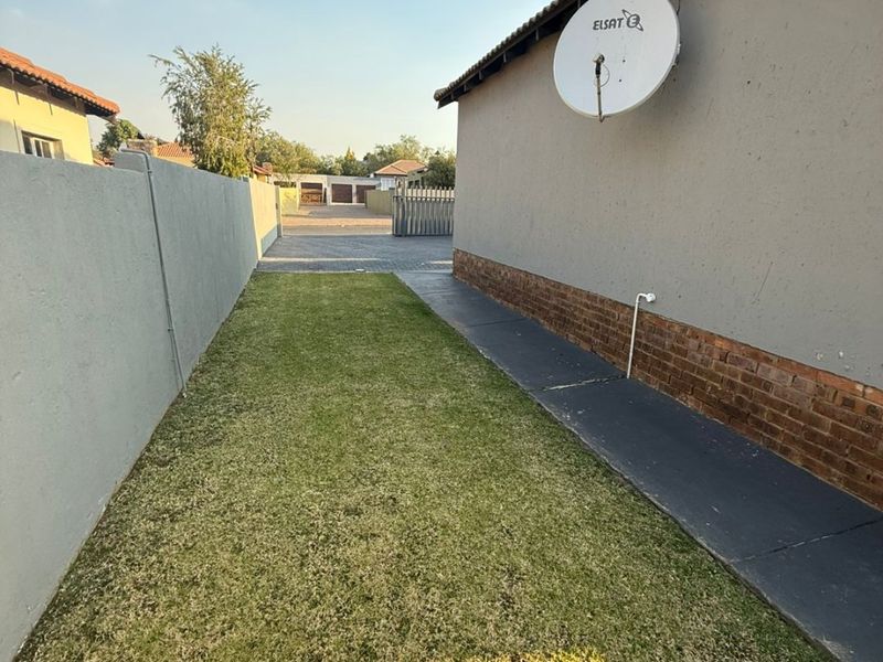 Comfort & Secure Living in a Sought-After Security Complex - Photo 5